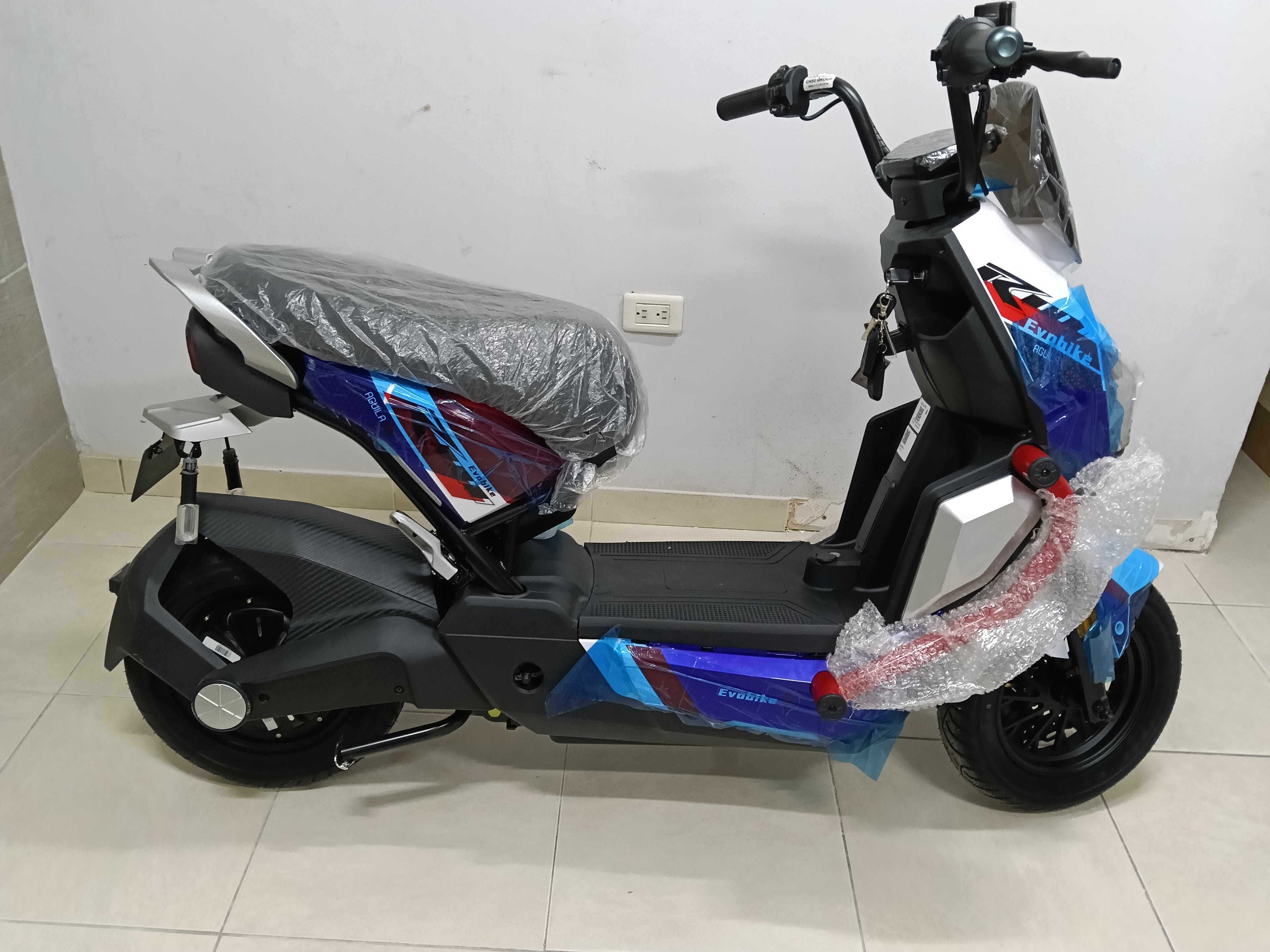 EVOBIKE ÁGUILA PRO - Vista del tablero digital y controles
