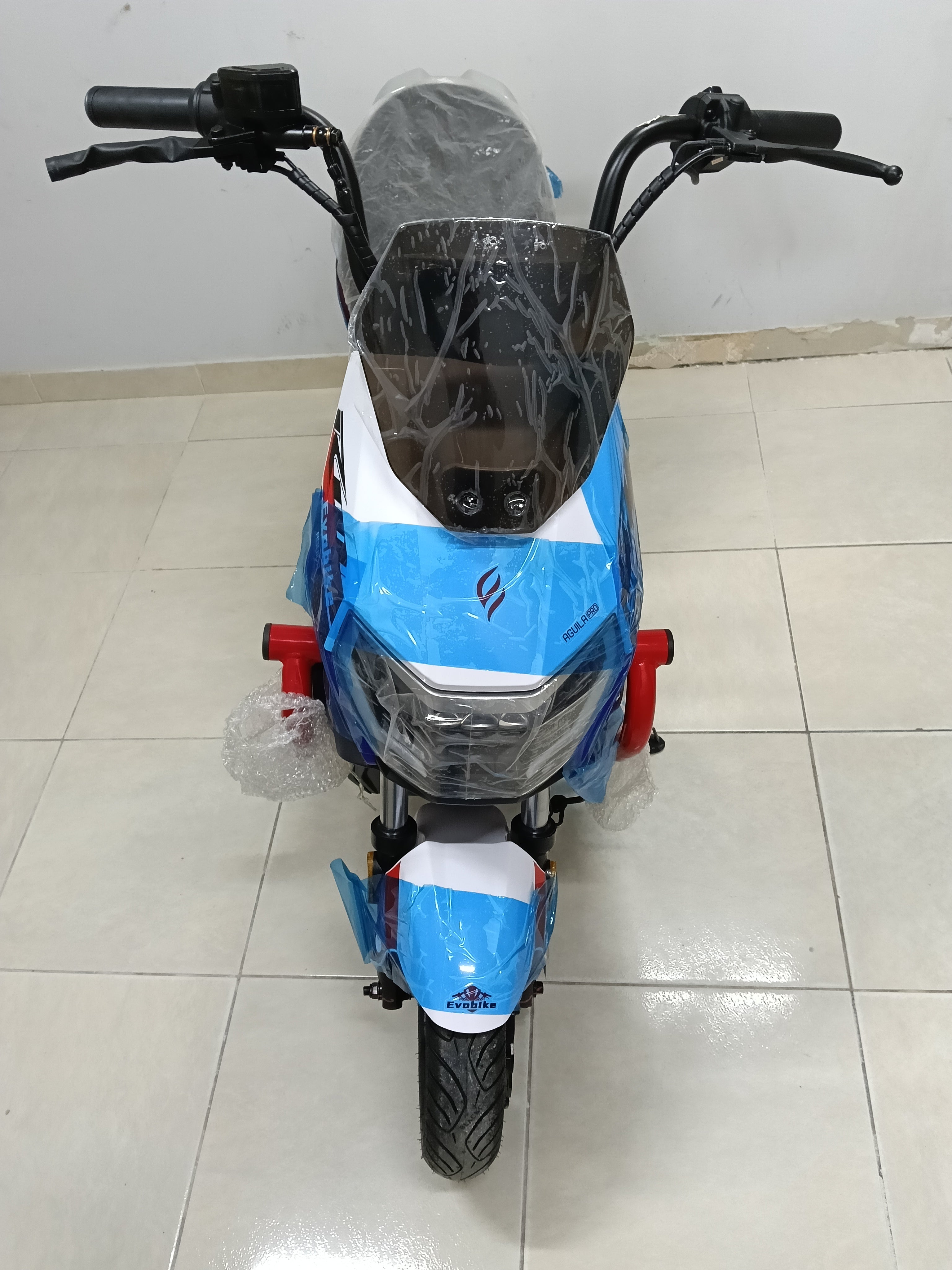 EVOBIKE ÁGUILA PRO - Detalle de batería extraíble y motor potente
