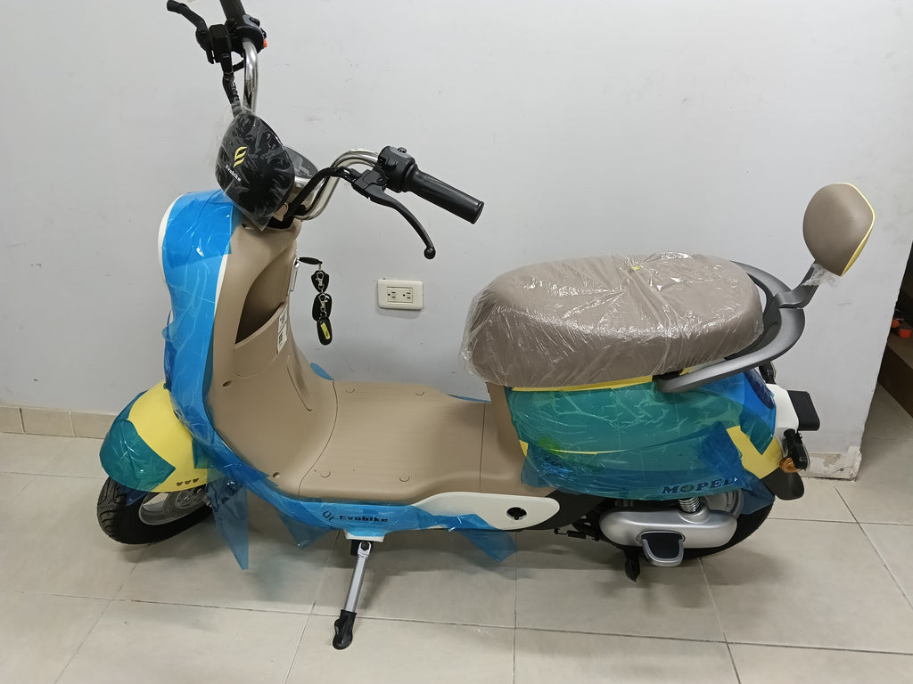 EVOBIKE MOPED VINTAGE - Detalle de asientos dobles y diseño clásico
