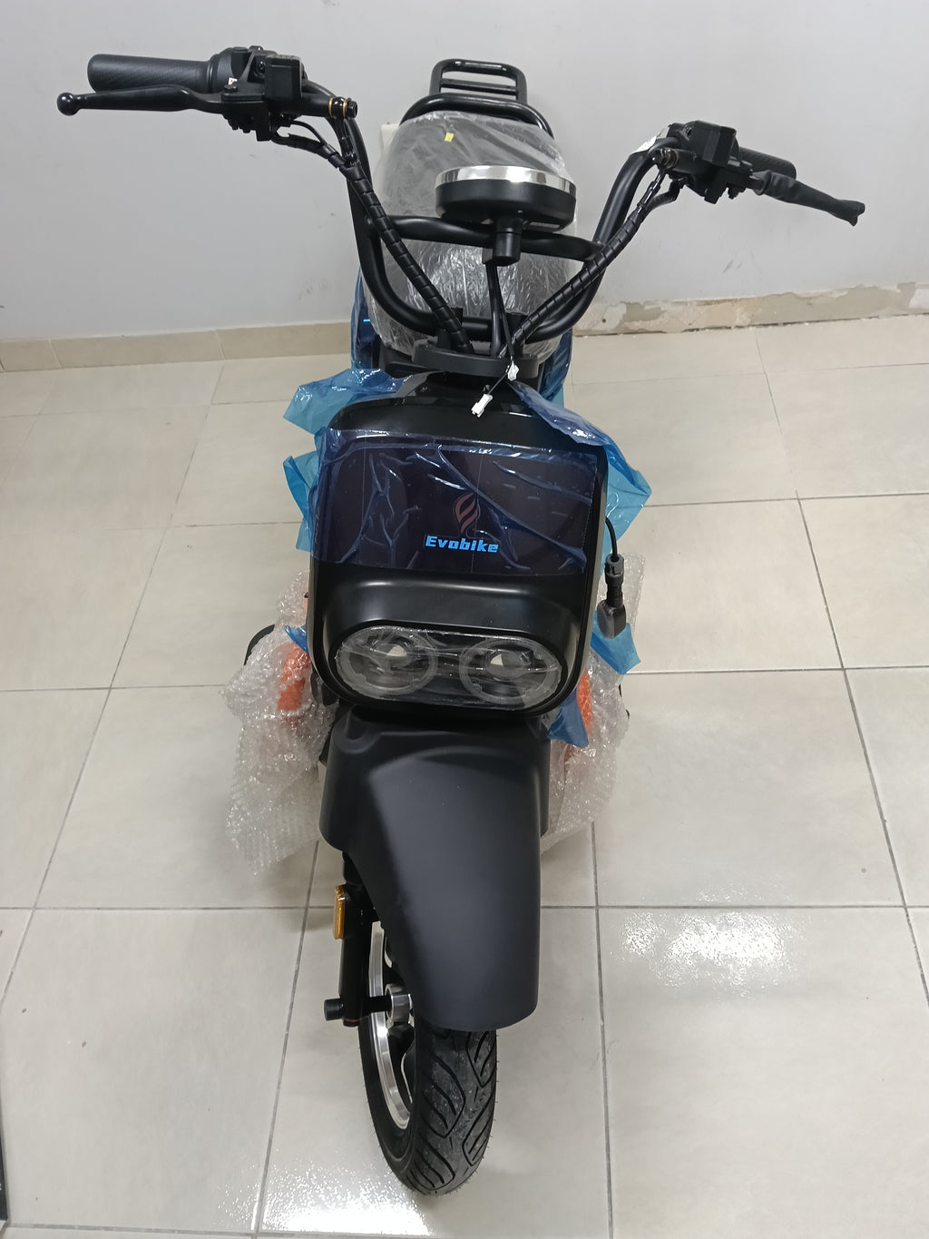 EVOBIKE POLAR - Vista frontal mostrando frenos de disco
